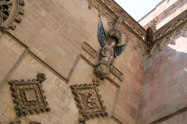 巴塞罗那教堂石墙上的天使浮雕