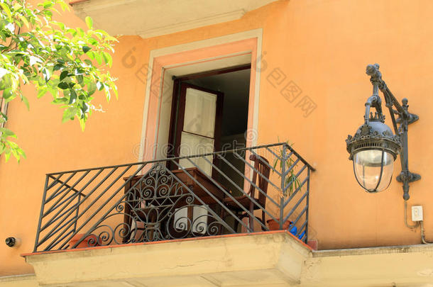 西班牙巴塞罗那有<strong>卢浮宫</strong>门和路灯的阳台