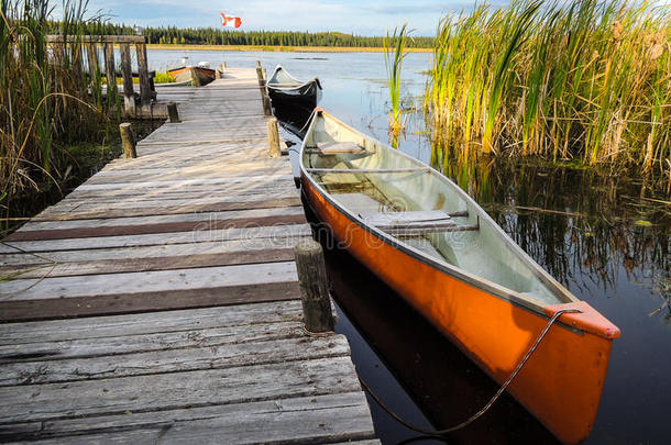 独木舟等待在湖上郊游。