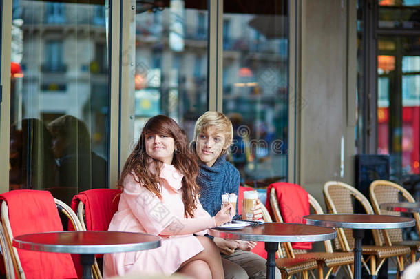 约会情侣在巴黎咖啡馆喝咖啡