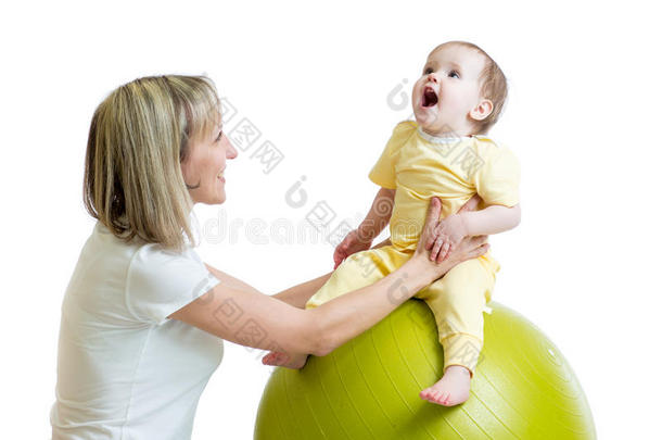 孩子和母亲用<strong>健身球</strong>做<strong>瑜伽</strong>