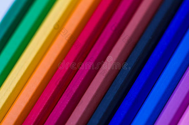 五颜六色的木制蜡笔，铅笔