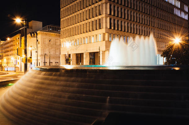 晚上在市中心伍德拉夫公园的喷泉和建筑物