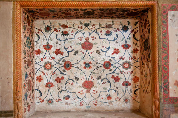 伊朗历史宫殿墙壁上古代壁画壁龛中摇摇欲坠的壁画的花卉图案