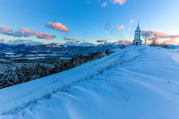 冬天黎明的教堂