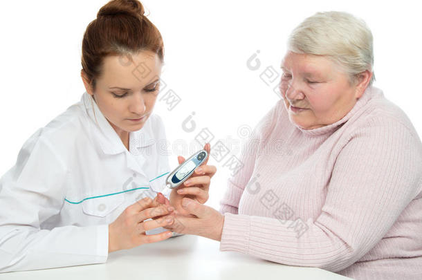 女医生用血糖仪测血糖