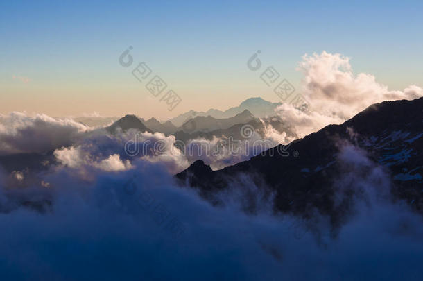 从蒙特罗萨的曼托瓦小屋看到的云层中的高山峰，