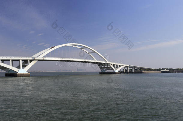 厦门海湾美丽的蓝色桥