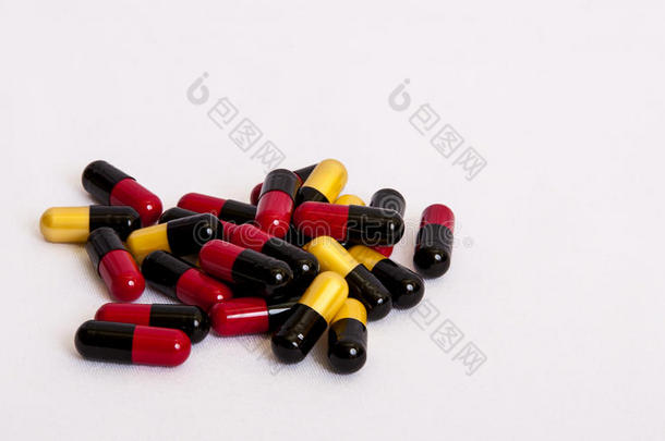 白色背景上的黑红色、黑黄色药剂