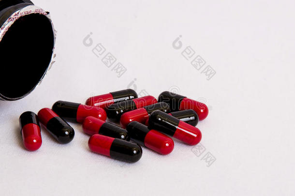 <strong>黑</strong>红色，药剂，药丸从盒子扔在白色背景上