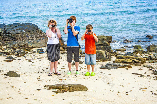 家人在洛基海滩拍照