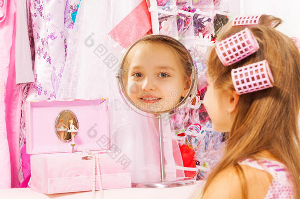 美丽的小女孩在圆镜里反射