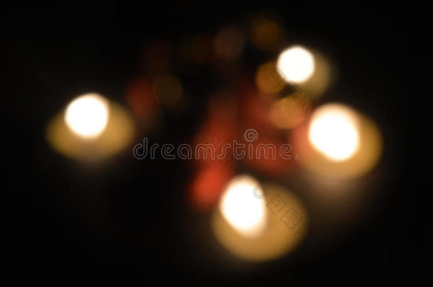 模糊的灯光蜡烛模糊了夜晚的黑暗布达巴哈
