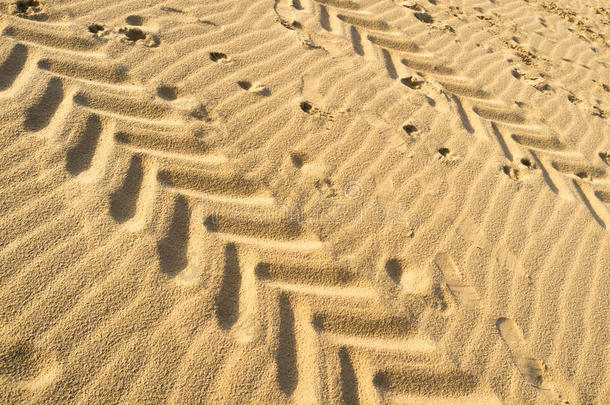 背景海滩波纹状沙漠脚印