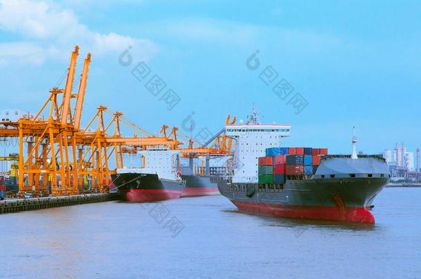 在装运港有集装箱的商业船，用于进口出口