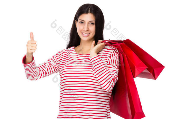 女人拿着<strong>购物</strong>袋，大拇指朝上