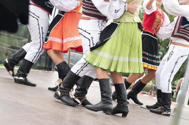 斯洛伐克民族舞蹈的片段与多彩的衣服