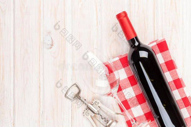 红葡萄酒瓶、玻璃杯和开瓶器