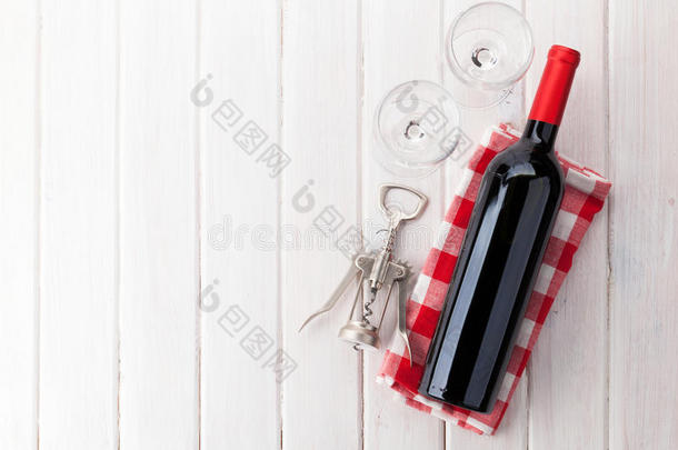 红<strong>酒瓶</strong>、玻璃杯和<strong>开瓶</strong>器