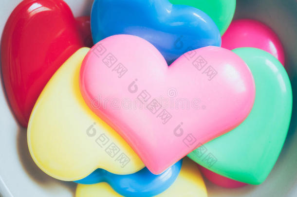五颜六色的心为情人节背景，复古的色彩色调。