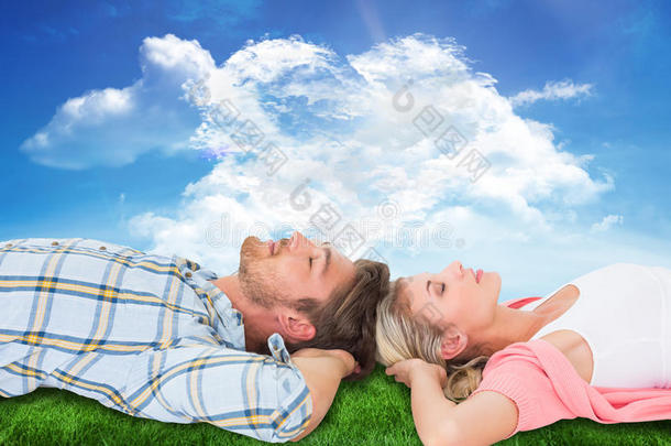 迷人的年轻夫妇和平入睡的复合图像