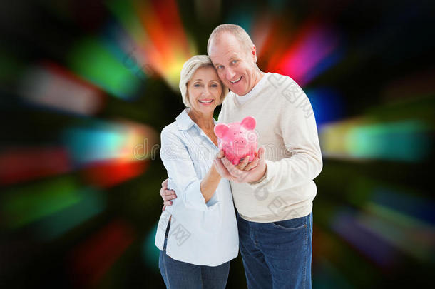 快乐成熟夫妇在相机上微笑的复合图像，显示存钱罐