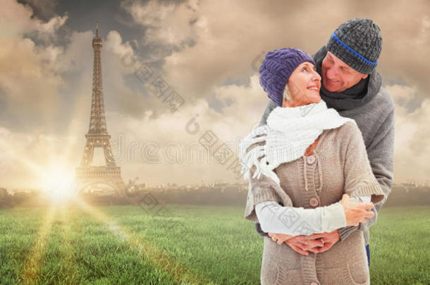 快乐成熟夫妇在冬季服装拥抱的复合形象