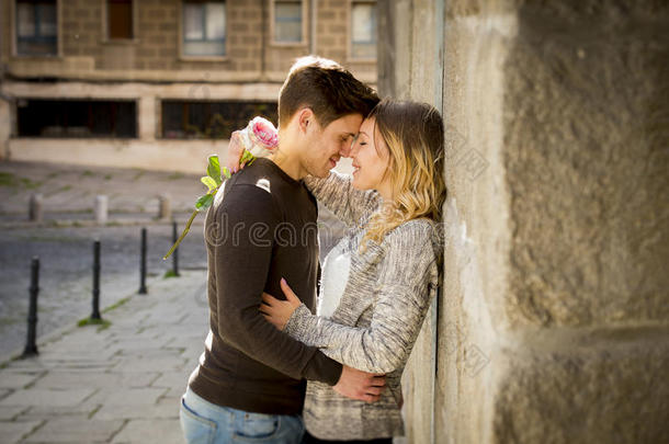 一对相爱的漂亮夫妇在街头巷尾庆祝情人节