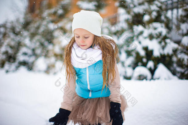 可爱的小女孩在下雪的冬天户外