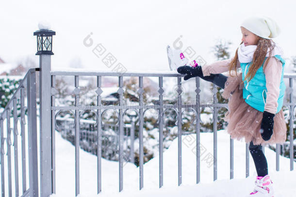 可爱的小女孩在冬天的<strong>雪天</strong>滑冰
