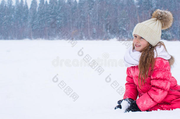 可爱的小女孩在冬天的<strong>雪天</strong>户外