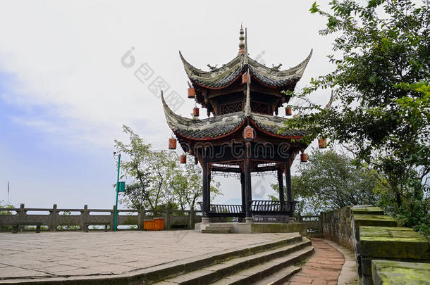 多云的山顶观景台上的中国古代凉亭