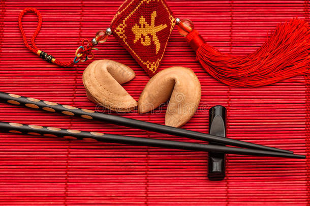 亚洲风格的背景与幸运符，幸运饼干和黑色筷子