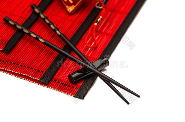 红色<strong>竹席</strong>上的黑色筷子。 中国新年幸运符