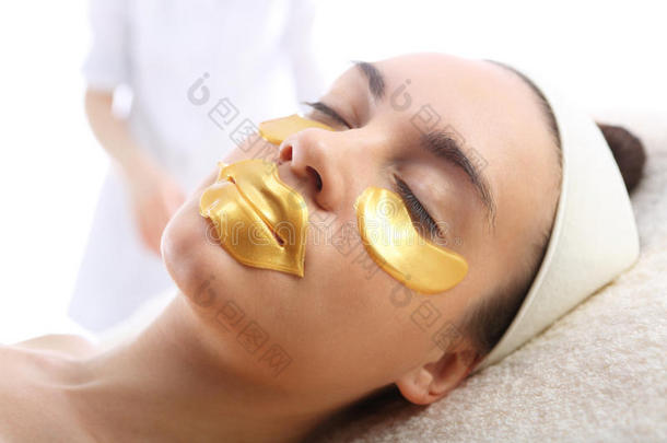 <strong>金色面膜</strong>，眼睛和嘴巴周围的皮肤护理，