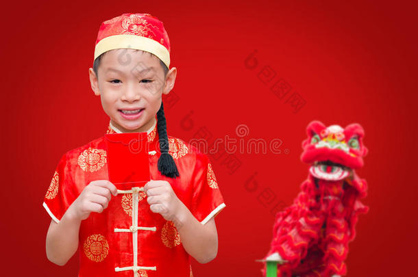 穿着<strong>中国传统</strong>服装的亚洲男孩