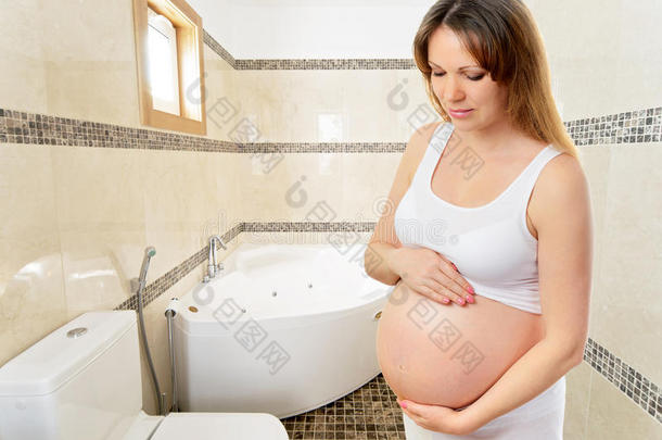 浴室里一个可爱的孕妇