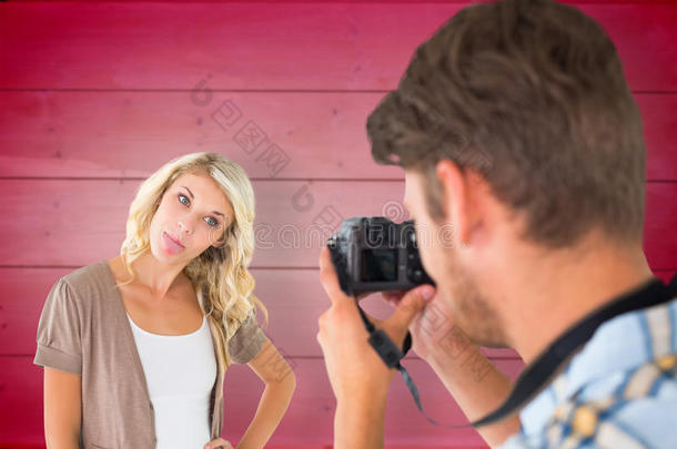 男人拍他女朋友吐舌头的照片的复合图像