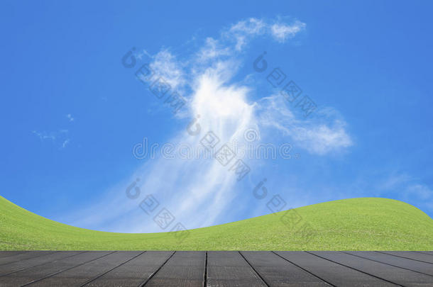 碧绿的草地和湛蓝的天空
