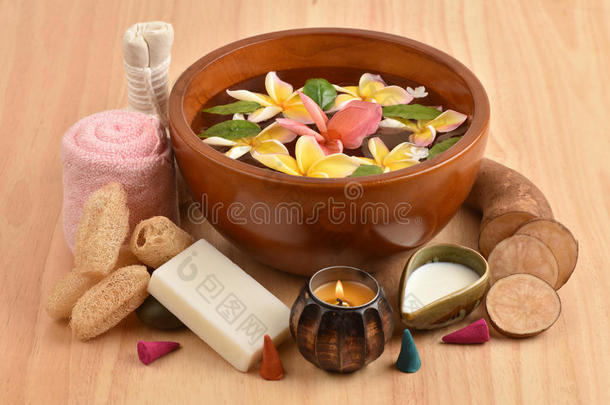花卉水疗浴缸，弗兰吉帕尼花卉水疗浴缸和水疗皮肤与雅肯根，新鲜牛奶和肥皂。