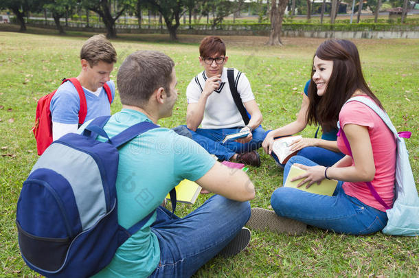 大学生在校园里一起学习和讨论