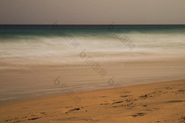非洲海滩平静的金丝雀脚步声