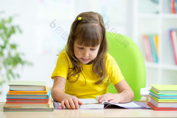 <strong>可爱</strong>的小女孩在托儿所看书