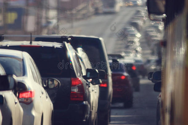 城市、道路、交通高峰期的交通堵塞