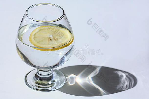 一杯柠檬水，柠檬水，白色