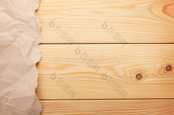 木制背景上的纸板纸