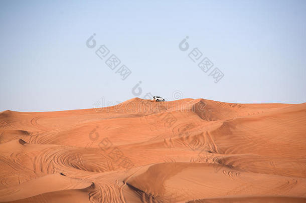 沙漠沙丘，一辆越野车
