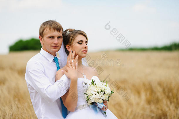新郎新娘在他们的婚礼上快乐