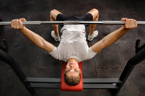 一个年轻人在健身房做卧底练习