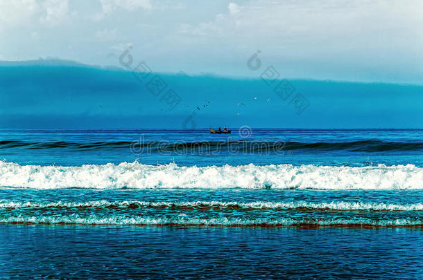 海滩，潮水，波浪和蓝色的海洋